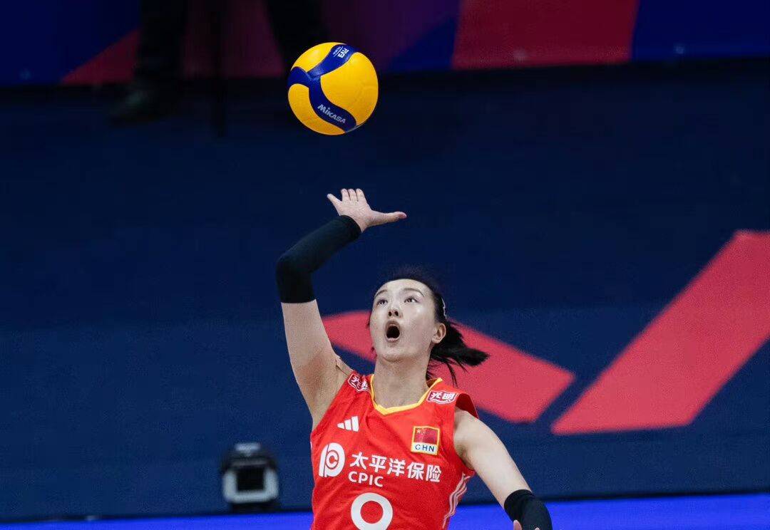张常宁替补发球再立大功,中国女排前主攻作用大,蔡斌非常信任她