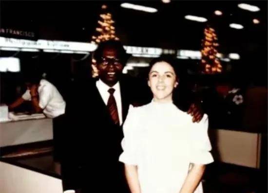 1959年23岁的肯尼亚学霸老奥巴马拿着政府奖学金到夏威夷大学留学,不