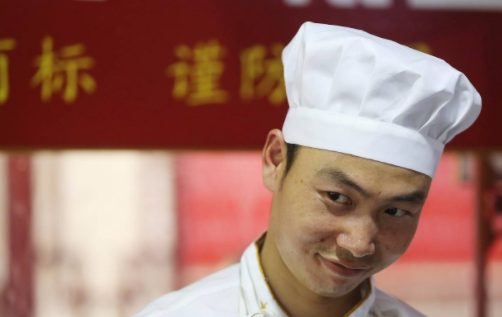 而前段时间爆红的一名拉面小哥,正是通过网络的迅速传播,而成为了一名