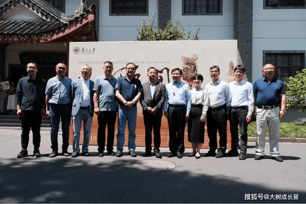 复旦大学教务处副处长蒋益明表示,本次展览有两个特点:一是策展团队