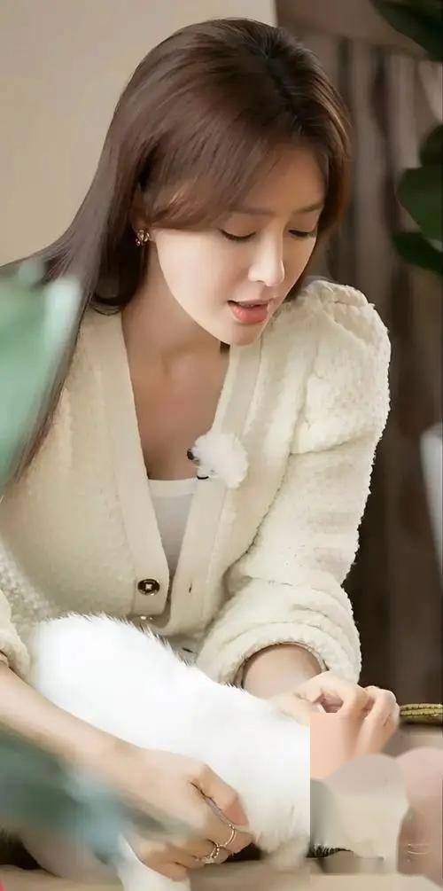 女神秦岚再次刷新我们的审美观,这身材这美貌,谁能顶得住啊!