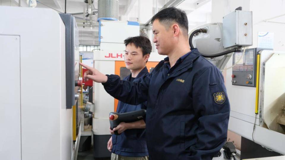 看,这些劳模都来自这所学校 用技能点亮不一样的人生