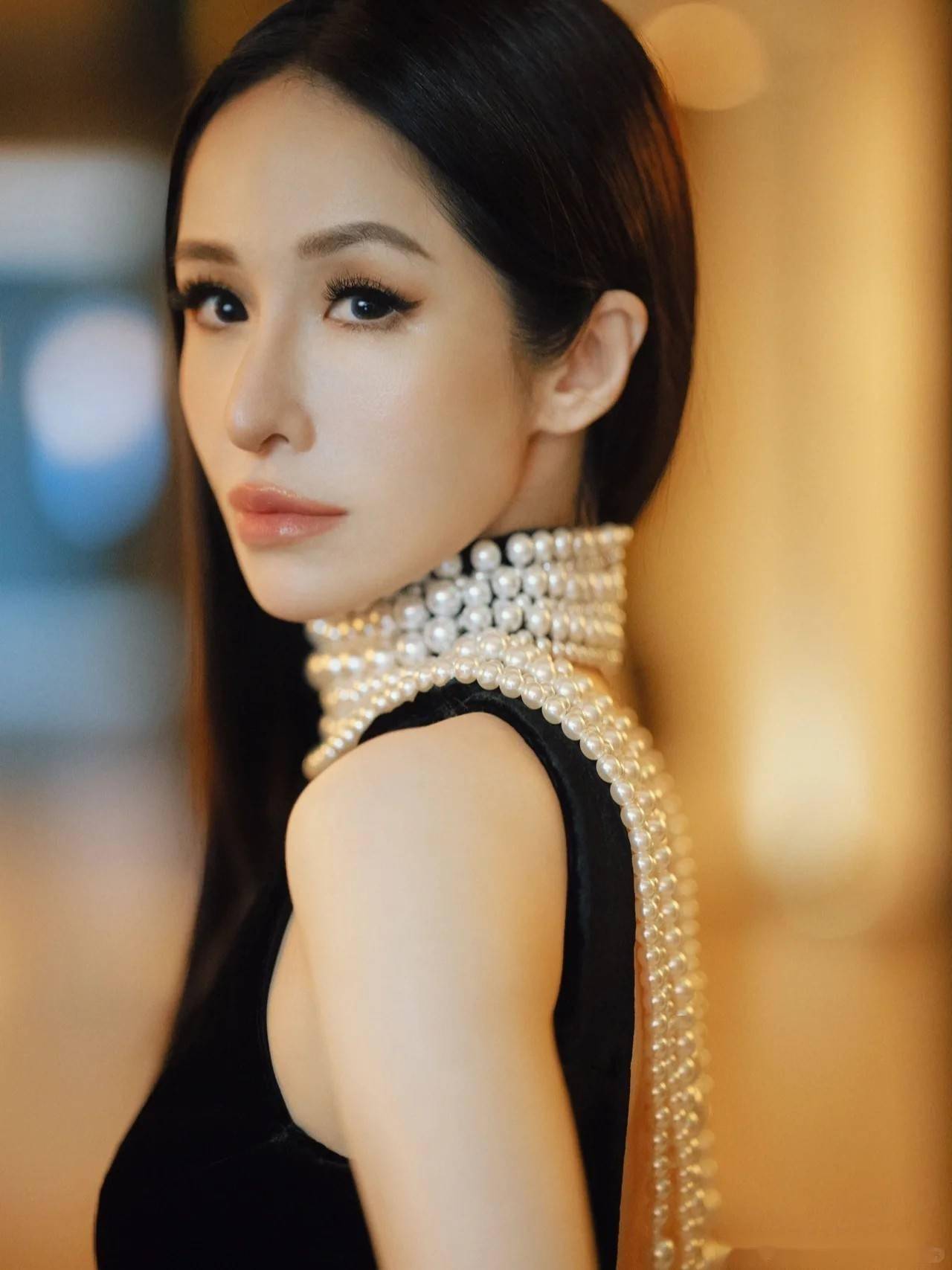 萧亚轩:39岁依旧性感迷人,她的美貌和才华让人赞叹不已!