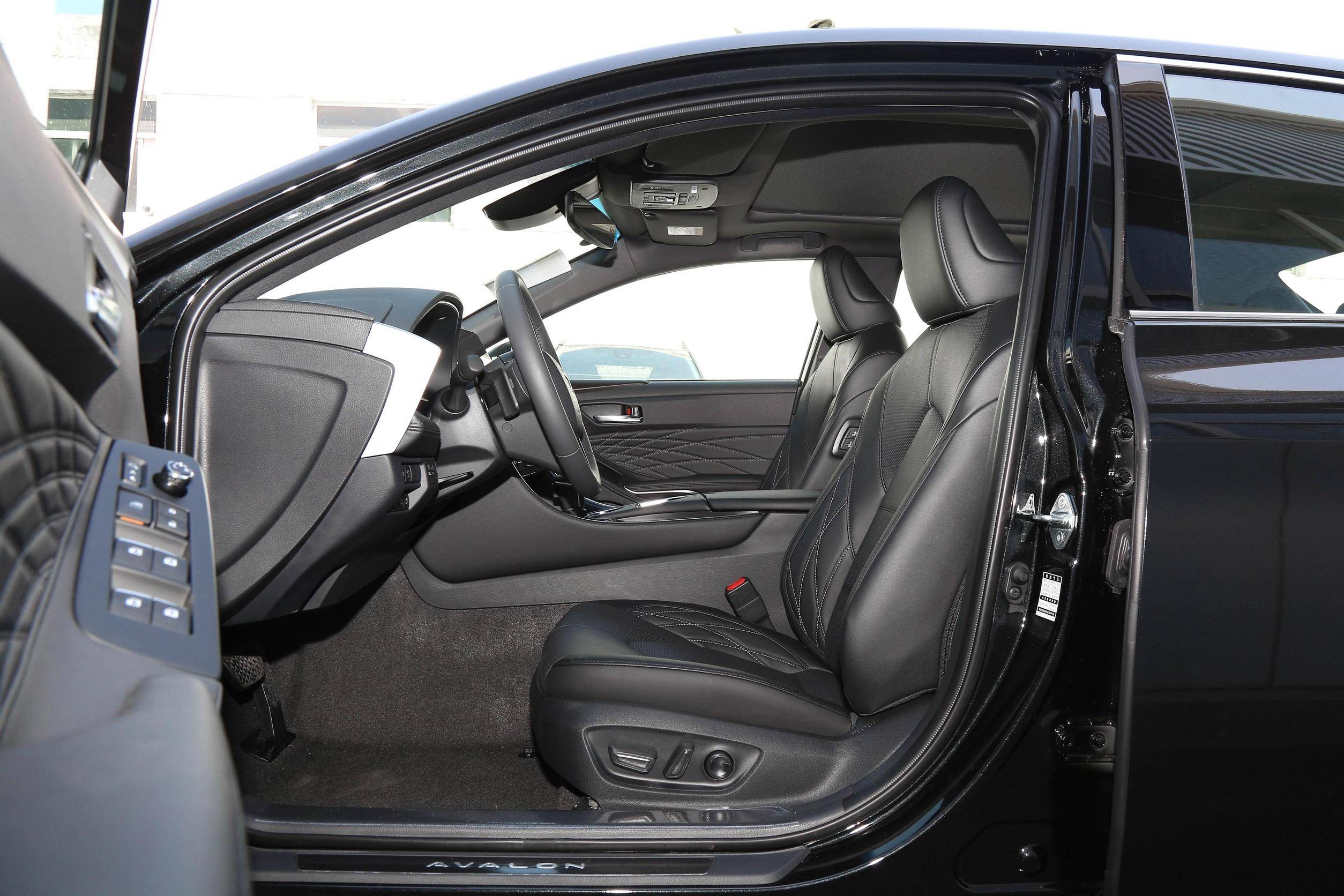 一汽丰田亚洲龙,三套动力可选,颜值高还省油,值得入手吗?