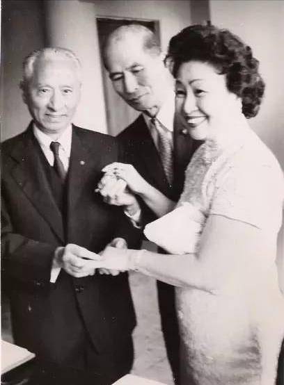 但都有子女的顾维钧与严幼韵之间,却鲜少有矛盾