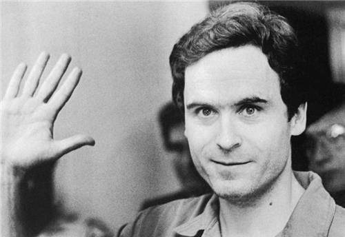 人前高富帅,人后杀人魔,他5年残害100名少女,还在尸体背后刻字_泰德