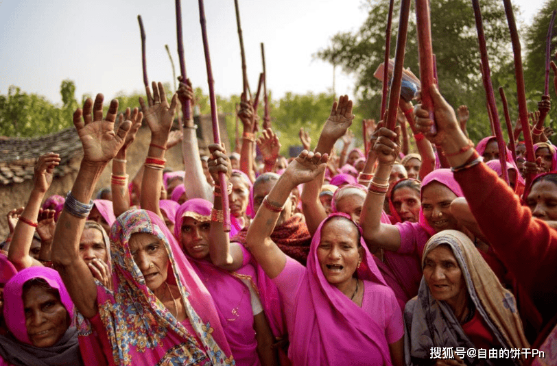 印度粉红女团:奉行以暴制暴的"现代女侠团体"
