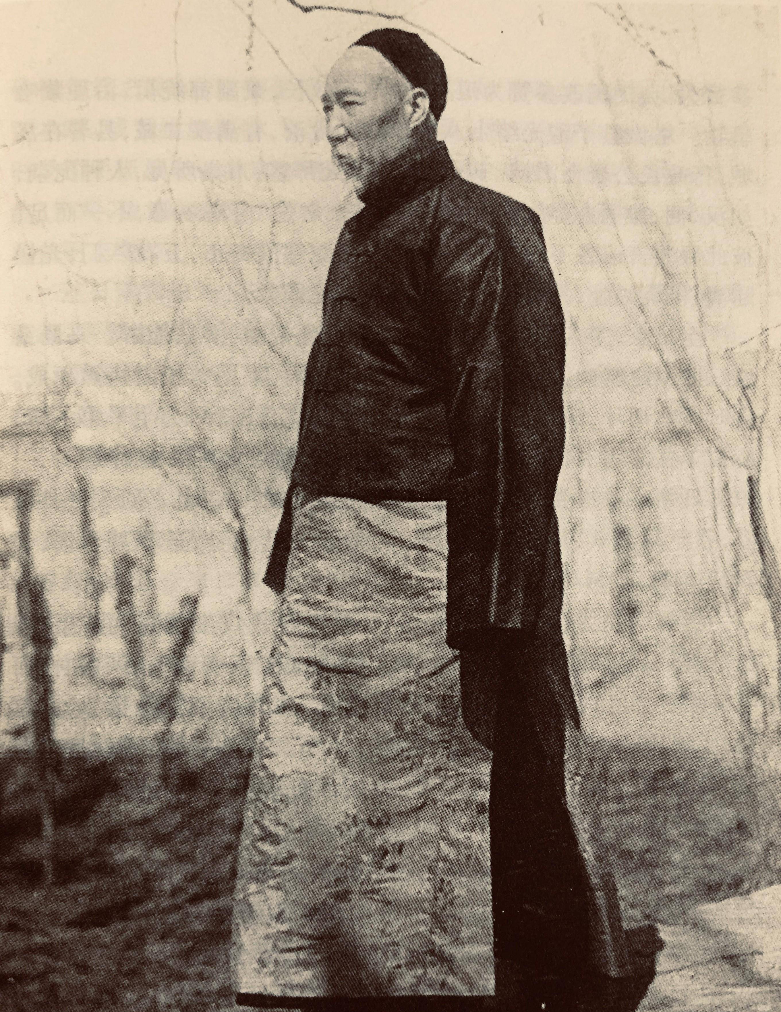 学校教务主任张纯熙,安排了三桌酒席,摆在一间教室里.