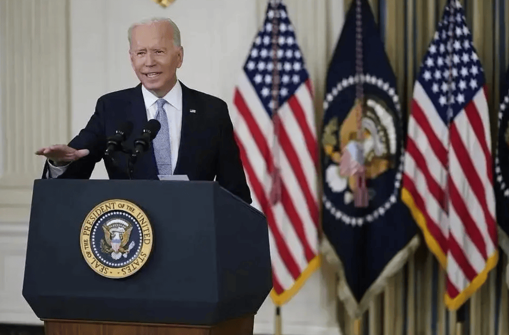 拜登疯狂对华撕咬!特朗普却公开唱反,这个中国人成最大赢家