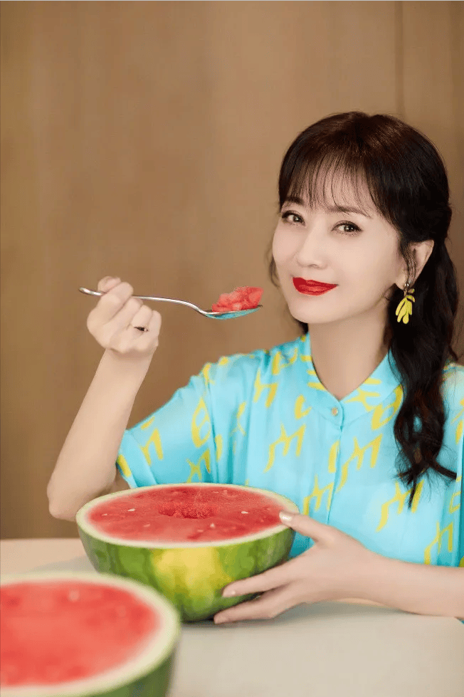 71岁赵雅芝豪宅内吃西瓜,穿搭少女,但拿勺摆拍有点假!