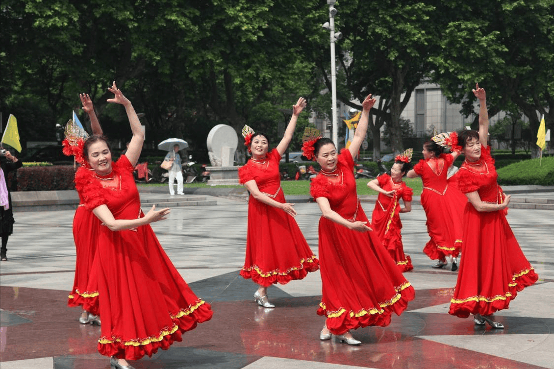 大妈跳舞表情包图片