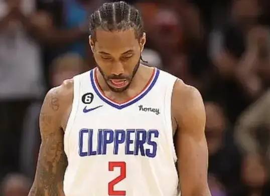 2篮板3.7助攻1.7抢断0.9封盖.身高2.01米体重102公斤的莱昂纳德臂展2.