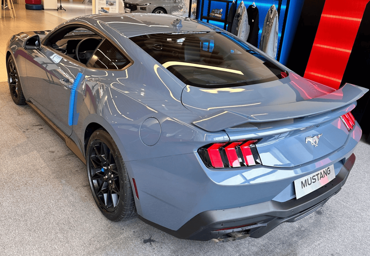 全新福特mustang实车到店,长超4米8 软顶敞篷,配曲面双联屏