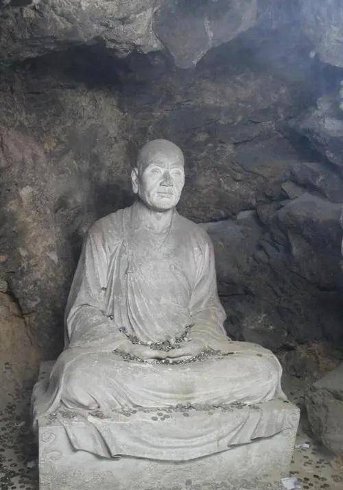 寺里的和尚为了纪念法海,还专门给他塑了一座石像,可是这座石像并不是