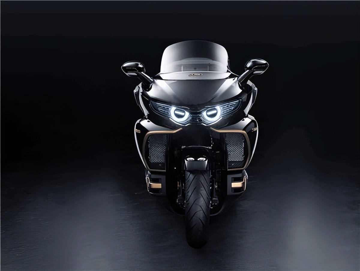 其轴距为1810毫米,前轮规格为130/70 r18,后轮规格为200/55 r18,车辆