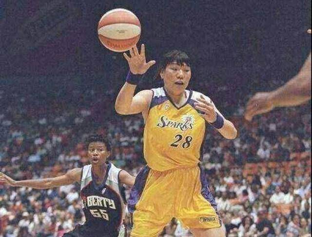 女篮中锋郑海霞享正师级待遇,54岁月薪过万,双腿变形仍独自奔波