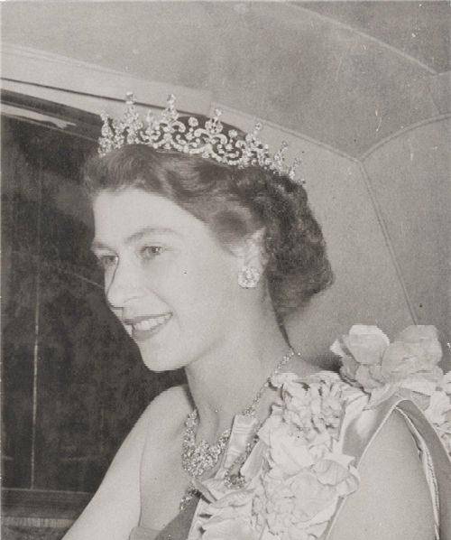 英国女王到底有多美?王子不准她单独出门,为陪伴她主动舍弃王位