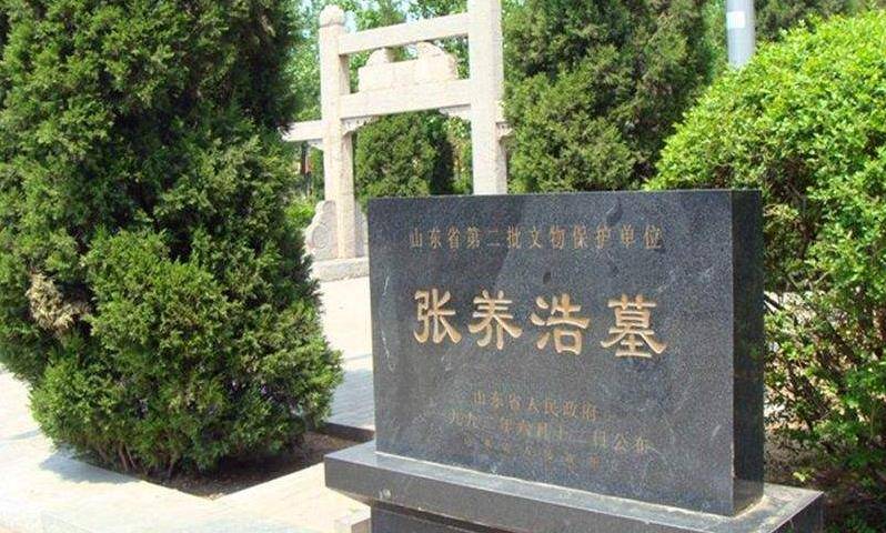 元代诗人张养浩的墓,墓园门口牌坊上书有"水月松风"四个大字我们用