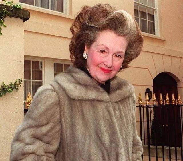 她被戴安娜讨厌了16年,当众推下楼梯也不生气,一生通透又优雅_斯宾塞