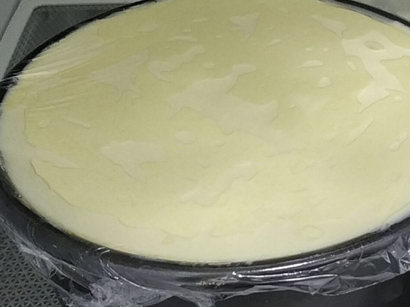 淡奶油加入15g糖粉打发至刚出现纹路,放入冰箱冷藏备用,吉利丁凉水泡