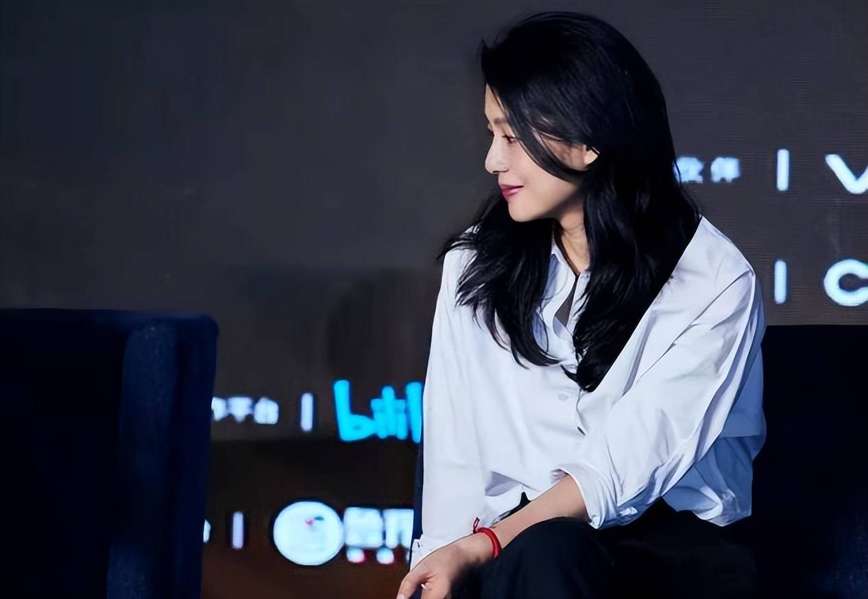 周韵才是真正有品位有气质的女人,连普通白衬衫,都穿出了国际范