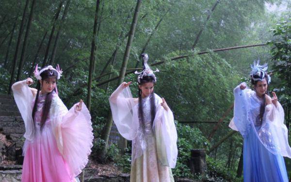 曾经,三教共议,共同押解封神榜,她们居住在碧游宫.