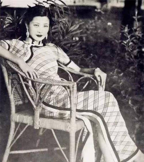 她的生命永远停留在25岁,死后30万人为她送葬,还有7人为她殉情