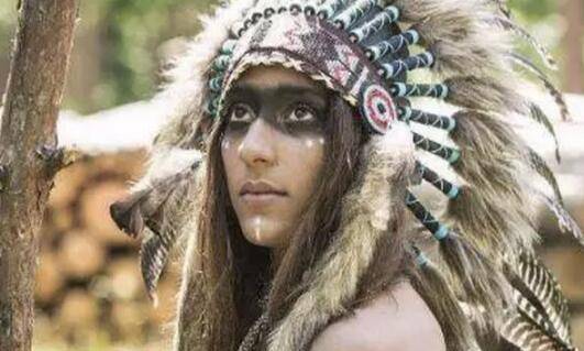 非洲一"特殊"部落,男子个个八块腹肌徒手撕牛肉,繁衍方式特别