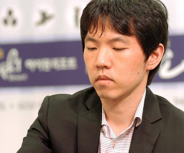 韩国围棋大师李昌镐,父母为其系鞋带,师母:他不懂人类的生活