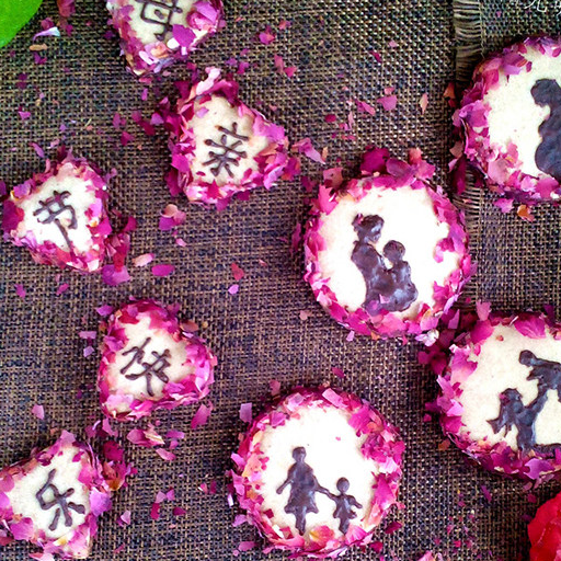 母亲节花朵饼干原料:低筋面粉,糖粉,可可粉,巧克力,黄油,鸡蛋液,花茶.