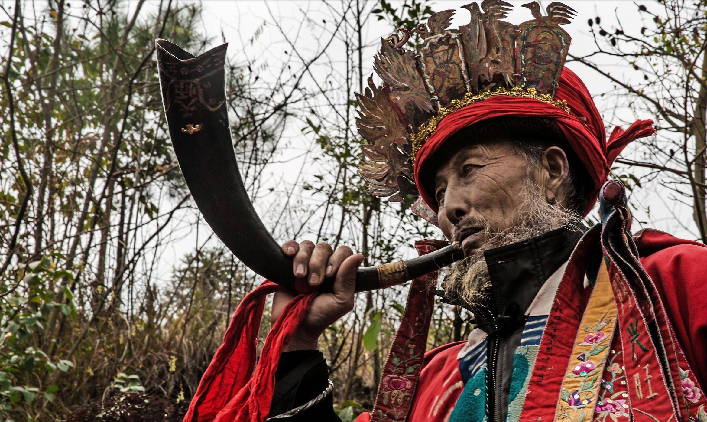 贵州背尸人:以背尸背棺材为生,徒手攀爬悬崖,峭壁上堆满了棺材