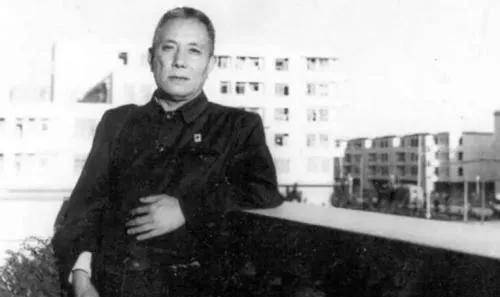 民国学者曹聚仁:女儿夭折,另结新欢,再婚后仍称前妻为"爱妻"