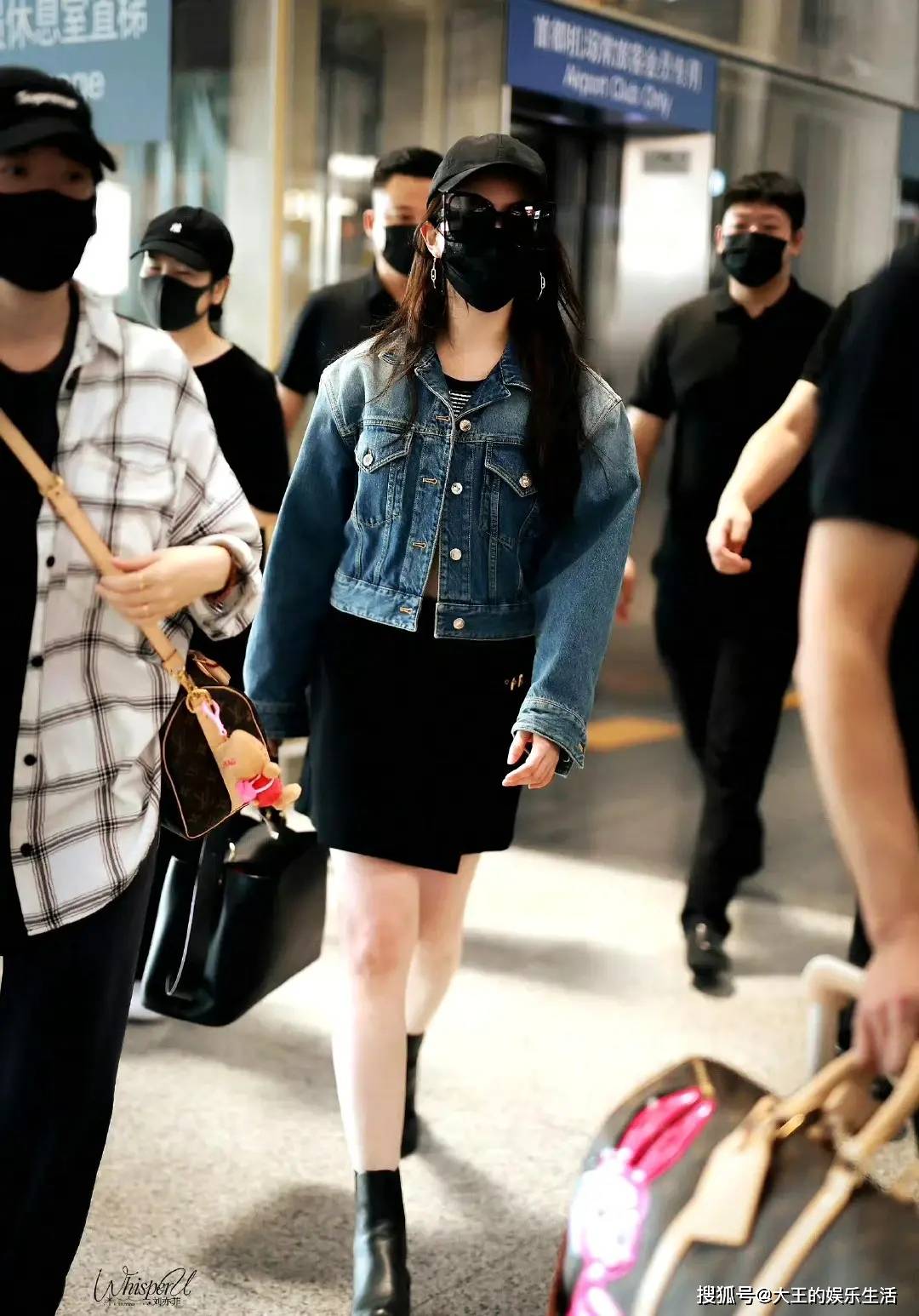 刘亦菲出发罗马机场图曝光,再现"猫猫抓手"跟粉丝打招呼!