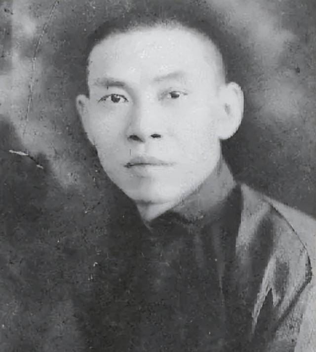 恩人儿子来投靠,杜月笙老婆故意扔钱,说:如果捡了,就不用他