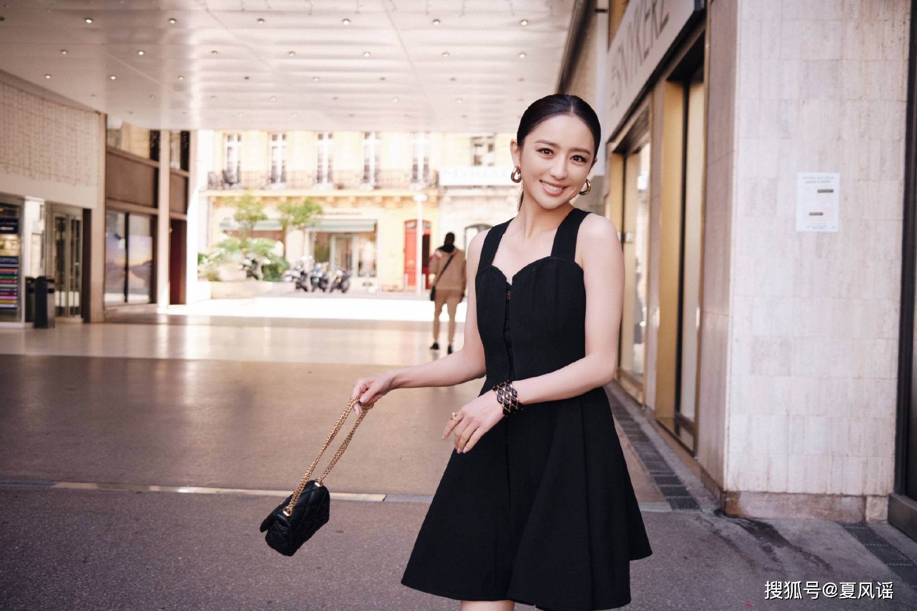 法国街头偶遇佟丽娅 墨镜一戴,摩登女郎上线 戛纳之行