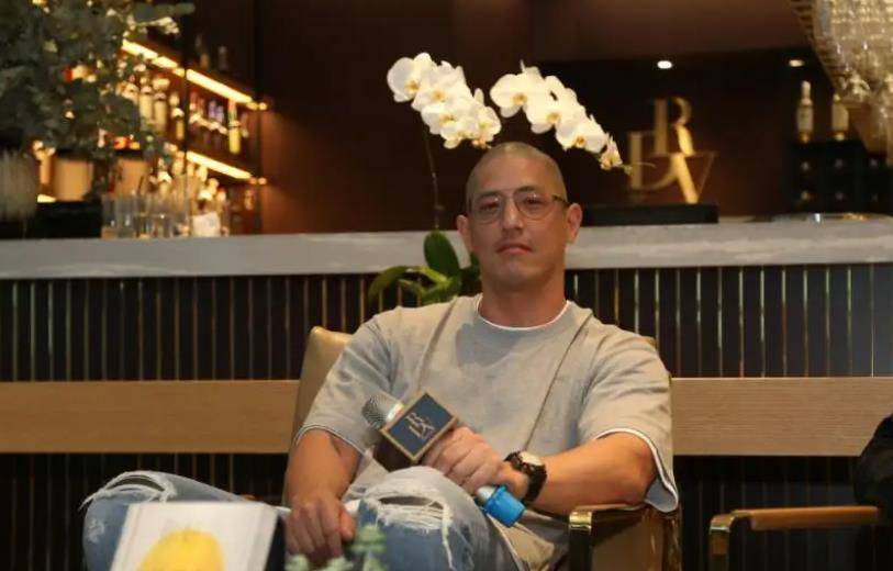 蒋友柏选择了自主创业这条最艰难的路,他和弟弟蒋友常一起成立了一家