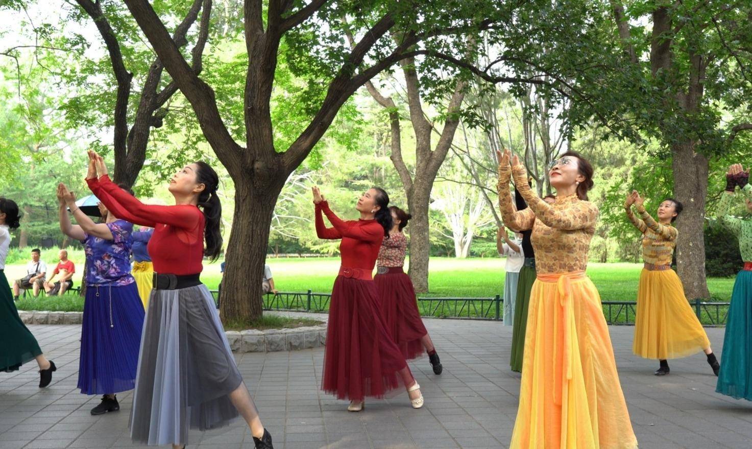 武汉老人跳舞猝死,家属向组织者索赔,人死哪就该哪赔?