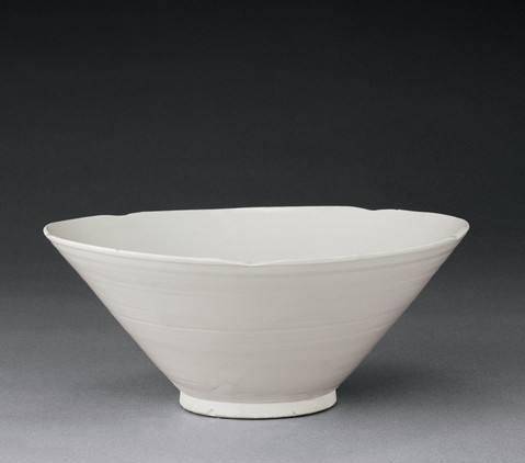 这个瓷碗后来被鉴定为宋代白釉划花钵,尽管表面有许多狗留下的抓痕,但