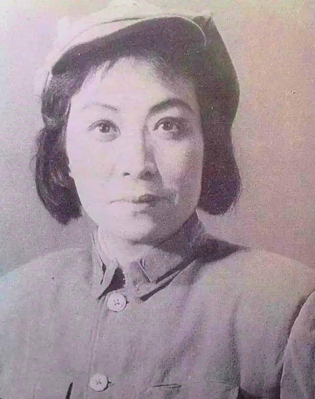 死后的小白玉霜手心里写着一行字:我没有文化,你们还要欺负我