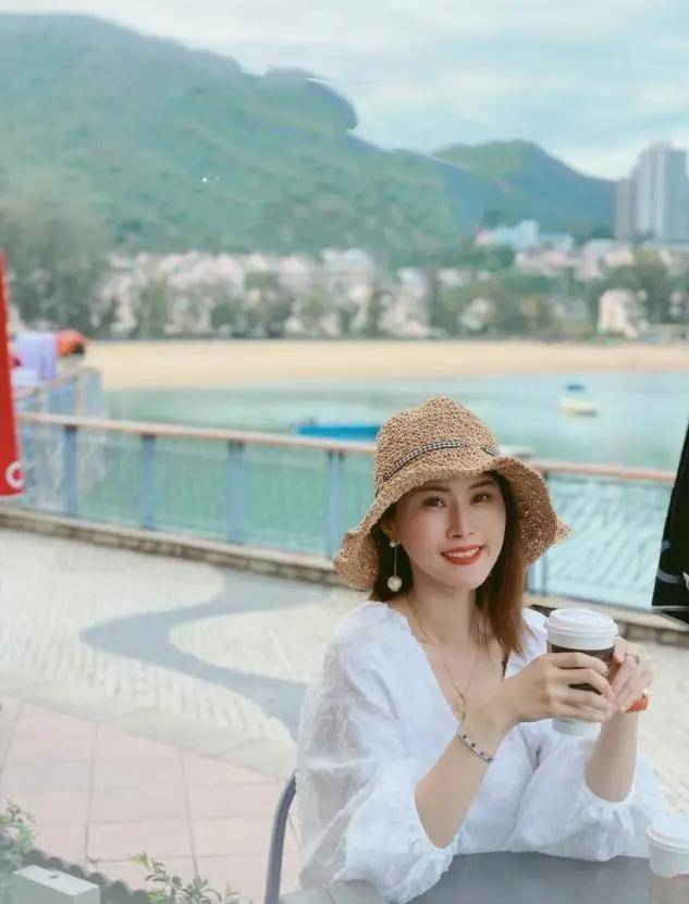 送上海300平的大房子做礼物,为追小嫩模,他