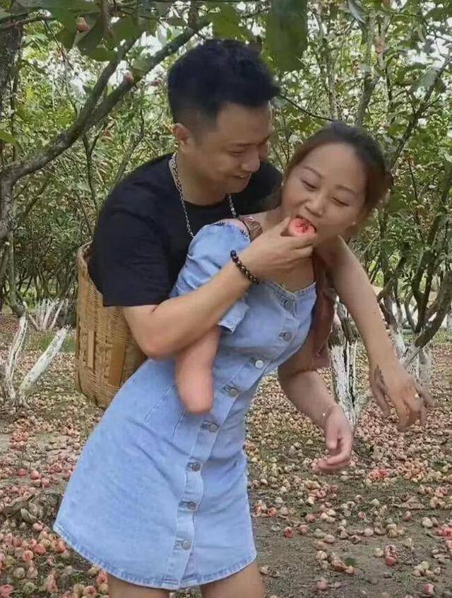 在一次残疾人协会的聚会上,阿娇遇见了一个名叫小波的男孩.