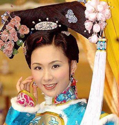 自称皇父摄政王,害死肃亲王豪格,强娶豪格的妻子,追封自己的母亲为