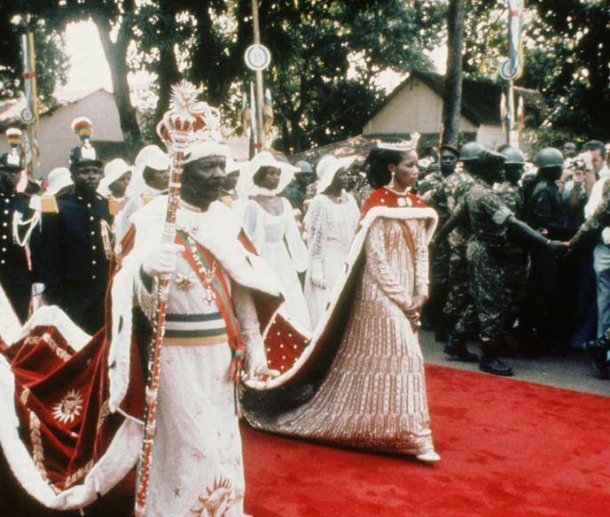 选来选去,发现没有人比博卡萨更加地合