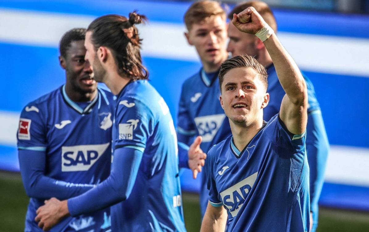 霍芬海姆首发也是3421阵型,中锋贝波,两边克拉马里奇,拜尔,中场比尔特