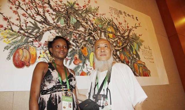 10年之前,53岁中国画家杨彦不顾非议娶24岁非洲娇妻