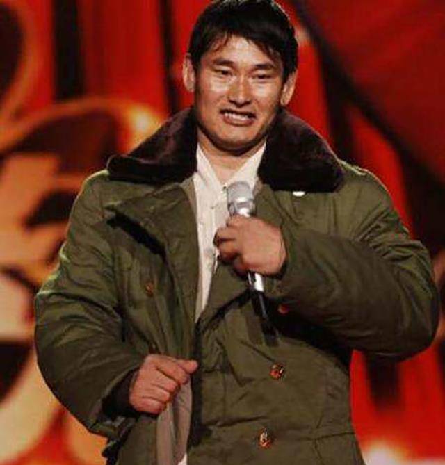 "大衣哥"朱之文爆红后的悲剧儿女双双啃老,自己成村民的赚钱工具