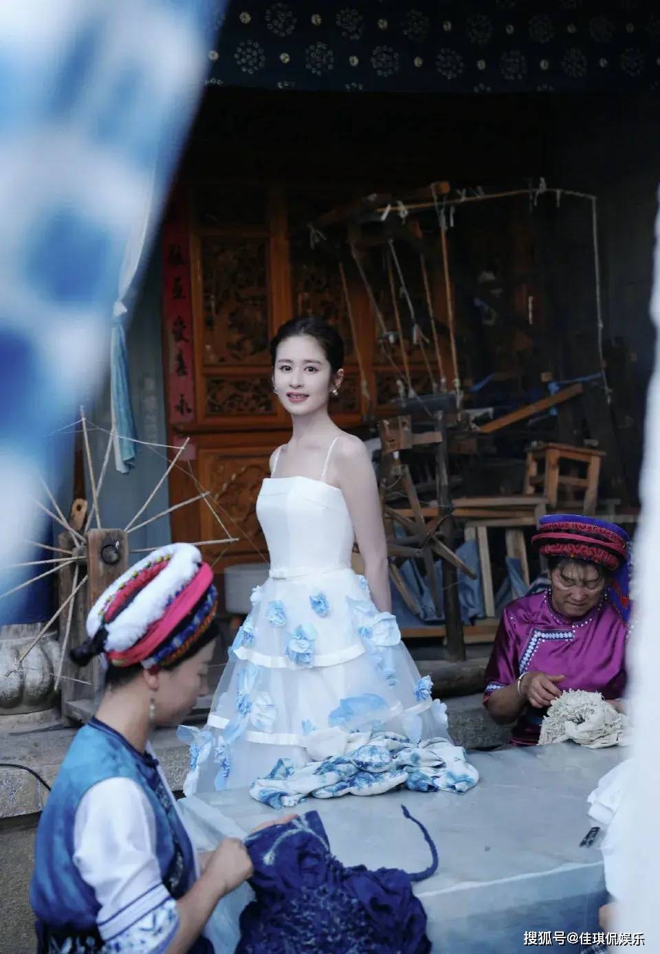 颖儿首穿扎染纸巾婚纱,晒云南大理照,梦回婚礼现场付辛博赚到了