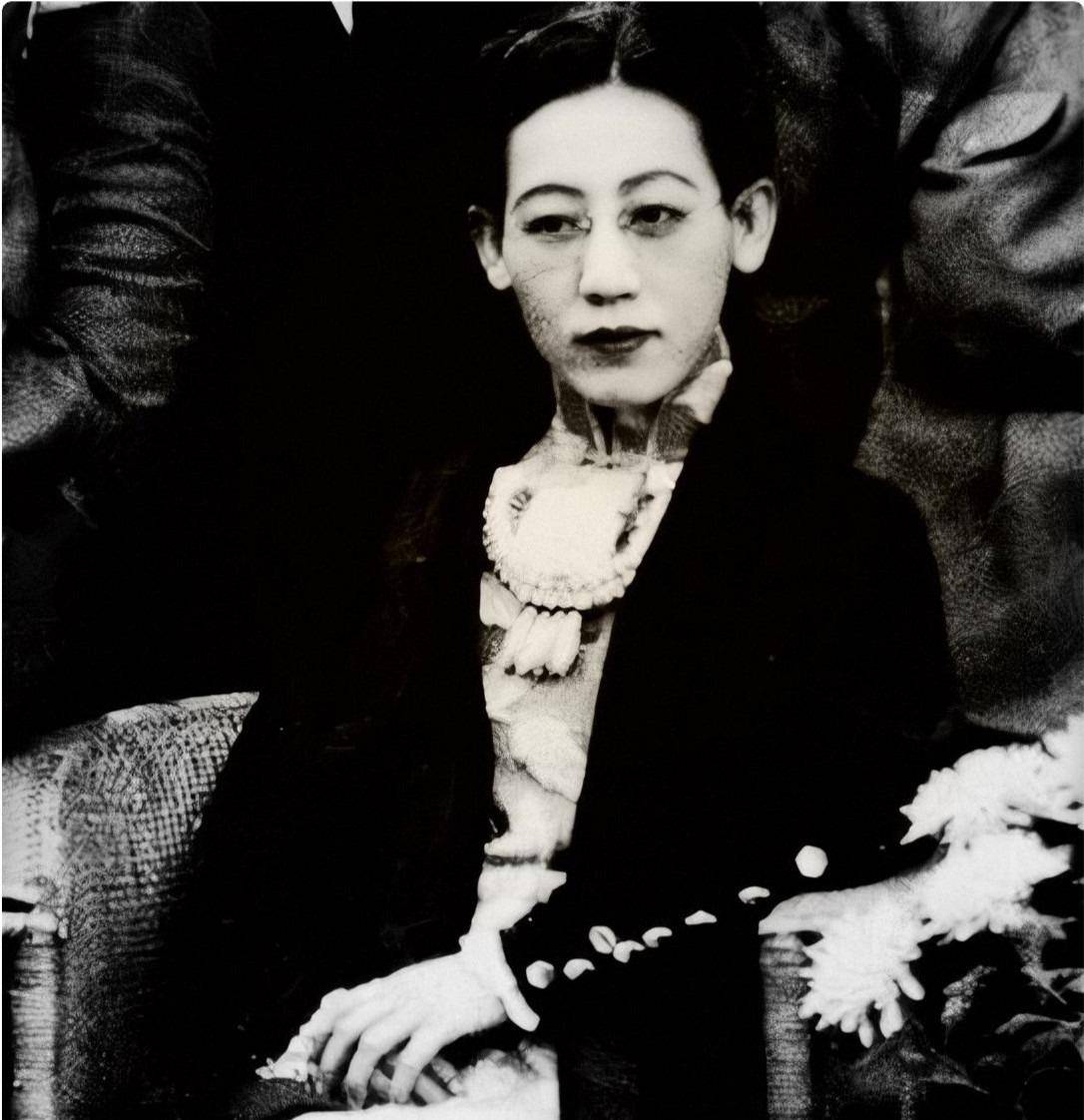 川岛芳子被枪决之后,无数记者蜂拥而上,对着川岛芳子的遗体拍了又拍