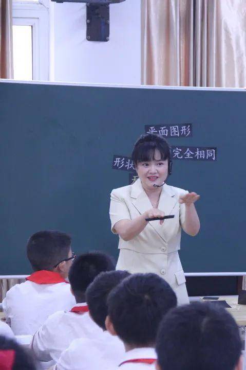 南街小学钟燕红老师执教的《图形的密铺》是一节充满艺术趣味和数学