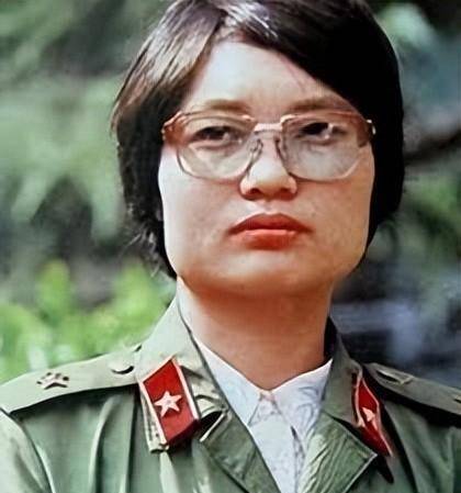 "战地女神"刘亚玲:曾因违抗军令上老山前线被处分,如今怎样?